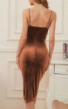 Load image into Gallery viewer, Caroline - Geschlitztes Plissee-Samt-Schlingkleid
