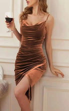 Load image into Gallery viewer, Caroline - Geschlitztes Plissee-Samt-Schlingkleid
