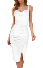 Load image into Gallery viewer, Caroline - Geschlitztes Plissee-Samt-Schlingkleid