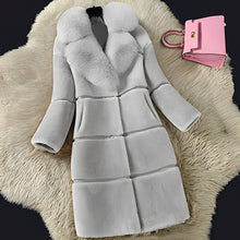 Load image into Gallery viewer, Myra - Eleganter Pelzmantel
