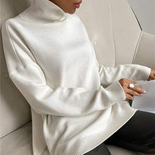 Load image into Gallery viewer, Nelia - Rollkragenpullover mit Seitenschlitz
