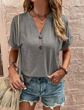 Load image into Gallery viewer, Meldred - Modisches V-Ausschnitt-Shirt mit Knopfleiste