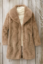 Load image into Gallery viewer, Antonella - Kuscheliger Teddyfell-Mantel mit elegantem Kragen