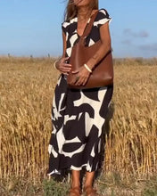 Load image into Gallery viewer, Modesta - Kleid mit V-Ausschnitt und Druck