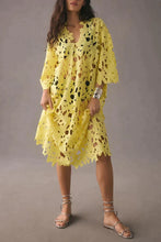 Load image into Gallery viewer, Jessalyn - Gebloemde eyelet kanten gewaad strand midi jurk