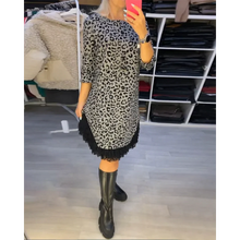 Load image into Gallery viewer, Emely - Schmal Geschnittenes Kleid mit Leopardenmuster