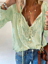 Load image into Gallery viewer, Lilly- Einzigartige Bluse mit Spitzen Details