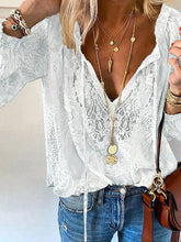 Load image into Gallery viewer, Lilly- Einzigartige Bluse mit Spitzen Details