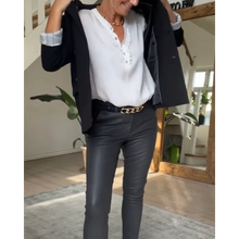 Load image into Gallery viewer, Isolde - Elegante Bluse mit Knöpfen und V-Ringen