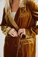 Load image into Gallery viewer, Angela - Langärmeliger Knopf Samt-Blazer