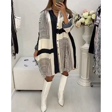 Load image into Gallery viewer, Gemma - Kleid mit Knöpfen und Druck