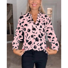 Load image into Gallery viewer, Liviana - bedruckte Bluse mit V-Ausschnitt