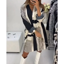 Load image into Gallery viewer, Gemma - Kleid mit Knöpfen und Druck