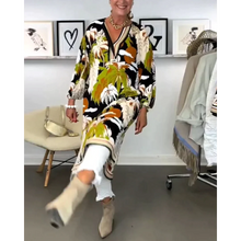 Load image into Gallery viewer, Lish - Kleid mit V-Ausschnitt und Kokosnuss-Print