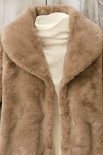 Load image into Gallery viewer, Antonella - Kuscheliger Teddyfell-Mantel mit elegantem Kragen