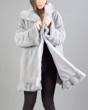Load image into Gallery viewer, Isabel - Glamouröser Faux-Fur Mantel