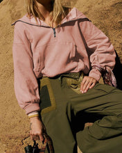 Load image into Gallery viewer, Zyra - Stylischer Half-Zip Hoodie