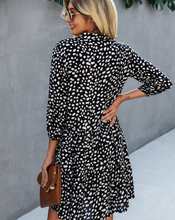 Load image into Gallery viewer, Bella - Lässiges Sommerkleid mit Knopfverschluss