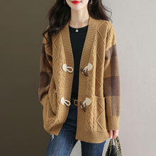 Load image into Gallery viewer, Tina - Zopfstrick &amp; einzigartige Verschlüsse Strickjacke