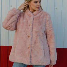 Load image into Gallery viewer, Clarita – Luxuriöser Teddy Mantel mit Knöpfen