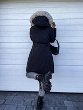 Load image into Gallery viewer, Yolanda - Gefütterter Kunstpelz-Mantel