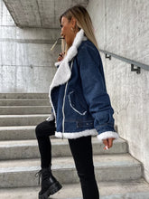 Load image into Gallery viewer, Viola - Plüsch-Denimjacke für Damen