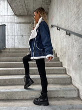 Load image into Gallery viewer, Viola - Plüsch-Denimjacke für Damen