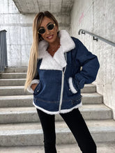 Load image into Gallery viewer, Viola - Plüsch-Denimjacke für Damen