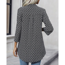 Load image into Gallery viewer, Jhandy - Bluse mit Aufdruck und V-Ausschnitt